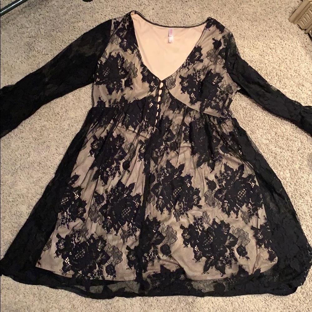 Gorgeous lace/cream long sleeved dress!